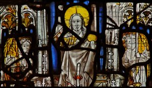 Raam met Christus en twee engelen