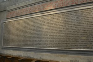 Monument voor de leden van New College, Oxford, die hun leven verloren tijdens de Eerste Wereldoorlog door Eric (workshop of) Gill