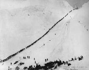 Pakkers beklimmen de top van de Chilkoot Pass, uit 