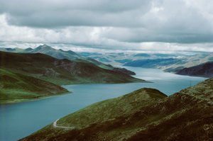 Yamdrog meer, zuidelijke route van Shigatse naar Lhasa, Tibet (foto)