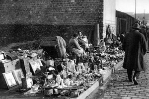 Een display van goederen op de vlooienmarkt, Parijs door Ernest Flammarion