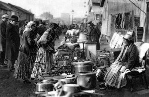 Een uitzicht op de vlooienmarkt bij de ingang van St Ouen, Parijs, 1931 door Ernest Flammarion