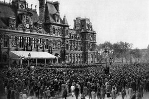 Menigte voor het stadhuis op een ontvangstdag, Parijs, 1931 door Ernest Flammarion