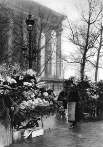 Bloemenmarkt bij de Madeleine, Parijs, 1931 door Ernest Flammarion