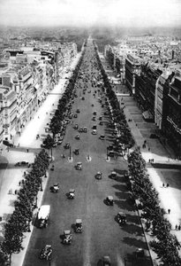 Uitzicht op de Avenue des Champs Elysees, Parijs, 1931 door Ernest Flammarion