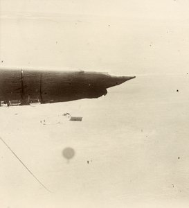 Kijkend naar beneden vanuit de ballon op het plateau. Uit album van Sir Ernest Henry Shackleton getiteld Nationale Antarctische Expeditie (1901-1903) door Ernest Henry Shackleton