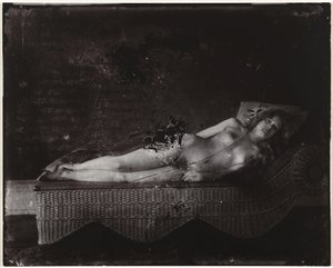 Vrouwelijk naakt op een chaise longue