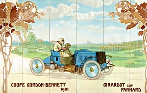 Girardot rijdt in een Panhard auto in de Gordon Bennet Cup van 1901: keramische tegels vervaardigd door Gilardoni Fils et Cie uit Parijs, naar een tekening van Ernest Montaut (1878-1909) door Ernest Montaut