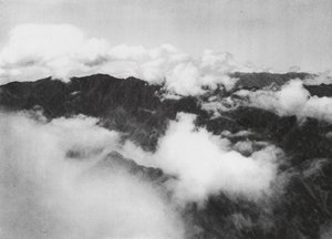 Hua shan, Pai yun, Shensi, Witte wolken rond de top van de Heilige Berg door Ernst Boerschmann