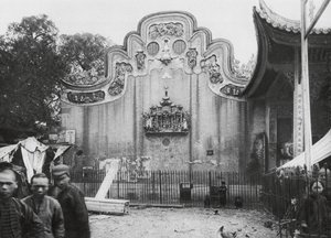 Kuangchou, Kuangtung, Tempel voor de God van Geneeskunde, gevel naar de straat door Ernst Boerschmann