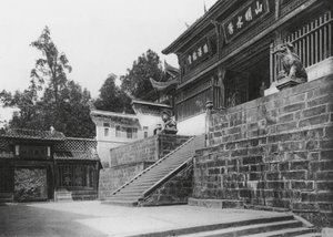 Kuanhien, Ori Lang miao, Szechuan, Tweede voorhof (zwart-wit foto) door Ernst Boerschmann