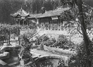 Miao tai tze, Shensi, kloostertuin door Ernst Boerschmann
