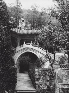 Peking, Si shan, Shih tze wo, Chihli, Kloostertuin in de Westelijke Bergen (zw/w foto) door Ernst Boerschmann
