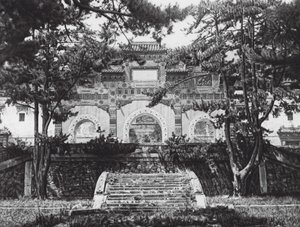 Peking, Si shan, Tsing i yuan, Chihli, gekleurd geglazuurde poort in de Westelijke Heuvels bij Peking door Ernst Boerschmann