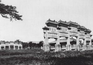 Siling, Chihli, De Westelijke Keizerlijke Graven van de Manchu Dynastie, Hoofdingang door Ernst Boerschmann
