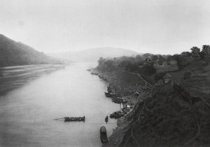 Suchoufou, Szechuan, uitzicht vanaf de stad over de Min-rivier (zw/w foto) door Ernst Boerschmann