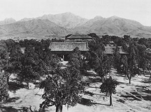 Taianfu, Tai miao, Shantung, Uitzicht op de Heilige Berg Tai shan over de Grote Tempel naar het noorden (zw/w foto) door Ernst Boerschmann