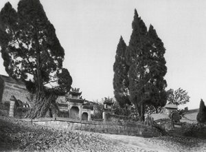 Wanhien, Kiao ting shan, Szechuan, Graf op de hellingen van Kiao ting Hill nabij Wanhien door Ernst Boerschmann
