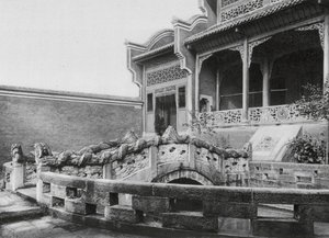 Wanhien, Wen miao, Szechuan, Voorhof met vijver en drakenbrug in de Tempel van Confucius in Wanhien door Ernst Boerschmann
