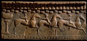 Etruskische kunst: fries versierd met ridders van een architectonisch ensemble in Murlo. 6e eeuw v.Chr. Murlo, Antiquarium Municipal, Italië door Etruscan