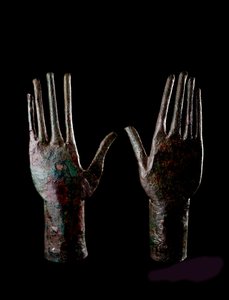 Etruskische kunst: twee handen - Bronzen beeldjes - 680-670 v.Chr. Dim H 23,5 cm Uit het graf van de Bronzen Kar, Vulci