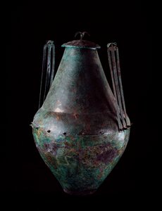 Etruskische beschaving: biconische bronzen vaas met dubbele handgreep en deksel uit het graf van de bronzen tank in Vulci, 680-670 v.Chr. door Etruscan