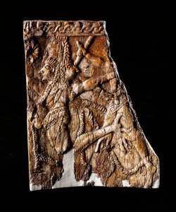 Etruskische beschaving: ivoren plaat versierd met de afbeelding van Geryon - Uit de tumulus van Montefortini, Comeana, Italië - 7e eeuw v.Chr. Dim 10x8,1 cm Florence, Museo Archeologico, inv 194662
