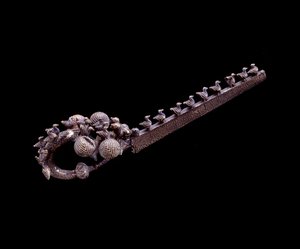 Etruskische beschaving: zilveren drakenfibula uit de necropolis van Banditella, Marsigliana d