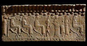 Etruskische beschaving: terracotta fries versierd met lage reliëfs van goden en zittende hoogwaardigheidsbekleders. 580 v.Chr. Dim. 24x54 cm. Van Murlo Palace. Murlo, Antiquarium Comunale