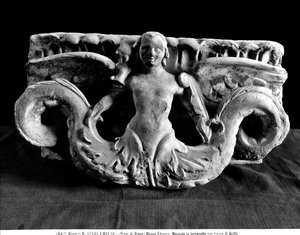 Rand met het figuur van Scilla