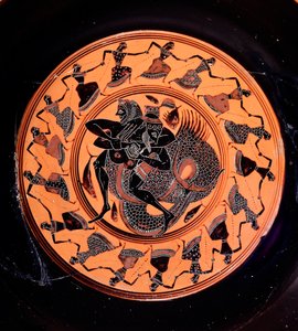 Terracotta kylix die Hercules afbeeldt vechtend met Triton, omringd door zeventien dansende Nereïden, 6e eeuw v.Chr.