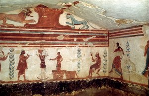 De overledene zittend op een krukje woont een voorstelling bij met jongleurs en dansers (fresco, detail, 530 v.Chr.)