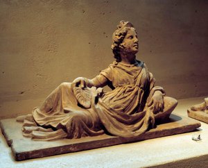 Etruskische kunst: deksel van een grafurn die de vrouw van de overledene met een waaier toont. Van het grafmonument van Chiusi (Toscane, Italië). 2e eeuw na Christus. Parijs, Louvre Museum door Etruscan Etruscan