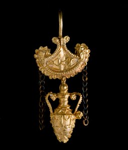Etruskische kunst: gouden oorbel. 3e eeuw v.Chr. Uit Cerveteri. Dim. 3,4 cm Rome, Museo di Villa Giulia