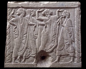 Reliëf met dansers van een marmeren mijlpaal van Chiusi, Italië, 6e eeuw v.Chr. door Etruscan Etruscan
