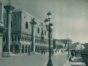 Voorzijde van het Dogepaleis met Riva degli Schiavoni, Venetië, Italië, 1927 door Eugen Poppel