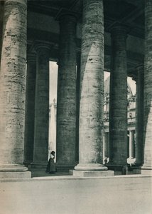 Deel van de colonnade op het Sint-Pietersplein, Rome, Italië, ca. 1926-1927 door Eugen Poppel