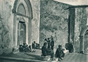 Rustend buiten een kerk, Taormina, Sicilië, Italië, 1927 door Eugen Poppel