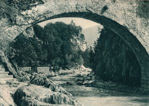 De Passer-rivier en het kasteel van Zeno, Merano, Zuid-Tirol, Italië