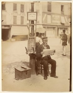 Commissionair (drager) door Eugène Atget