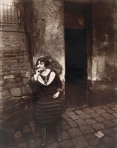 La Villette. Rue Asselin, prostituee wacht voor haar deur door Eugène Atget