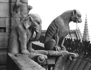 Olifant en leeuw waterspuwers van de balustrade van de Grande Galerie van de westgevel, replica van een 12e-eeuws origineel door Eugene Emmanuel Viollet le Duc