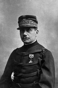 De Generaal Gaston Borgnis Desbordes (1859-1901) Franse militaire student van de polytechnische school, na een militaire carrière in de artillerie van de marine, verkreeg hij het bevel als hoofd van de troepen van Indo-China, gefotografeerd door Eugene Pir door Eugene Pirou