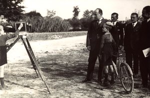 Mussolini poseert met zijn zoon voor een fotograaf