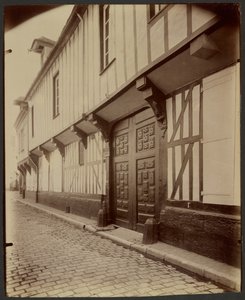 Beauvais, Huis, 27 Rue Pantaléon. door Eugène Atget