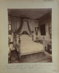 Slaapkamer van Cecile Sorel op 99 Avenue des Champs Elysees, 1910 door Eugène Atget