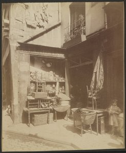 Brocanteur, Un Coin de la Rue Beaubourg, 8 (4) door Eugène Atget