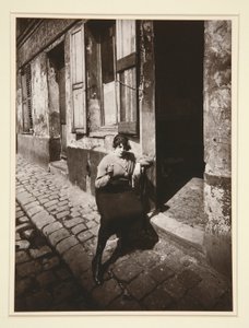 La Villette, straatprostituee wacht op een klant, 19e arrondissement, april 1921 door Eugène Atget