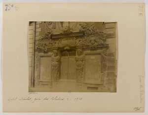 Porte, gevel aan de straat, hotel de Fieubet (hotel de la Valette, Massillon school), 2 quai des Célestins, 4e arrondissement, Parijs door Eugène Atget