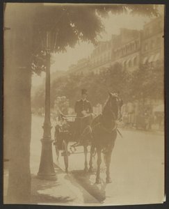 [Wachtend rijtuig] door Eugène Atget